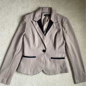 Fitted beige blazer
